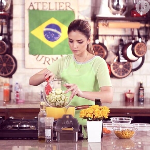 Carol Celico, mulher do jogador Kaká, preparou um cardápio especial para a Copa do Mundo