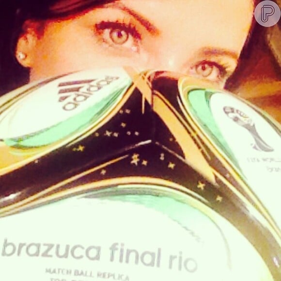 Se tratando de amuleto da sorte, Anna Lima colocou as mão na Brazuca, a bola da final do campeonato. Que ela dê muita sorte!