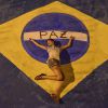 Sophie Charlotte posou deitada em cima de uma pintura da bandeira do Brasil. Com tanto patriotismo, o Brasil merece levar essa!