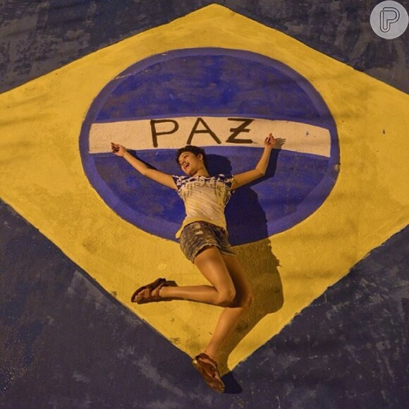 Sophie Charlotte posou deitada em cima de uma pintura da bandeira do Brasil. Com tanto patriotismo, o Brasil merece levar essa!