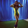 A cantora Anitta posou toda sensual com um mini macacão verde e amarelo, no clima da Copa do Mundo