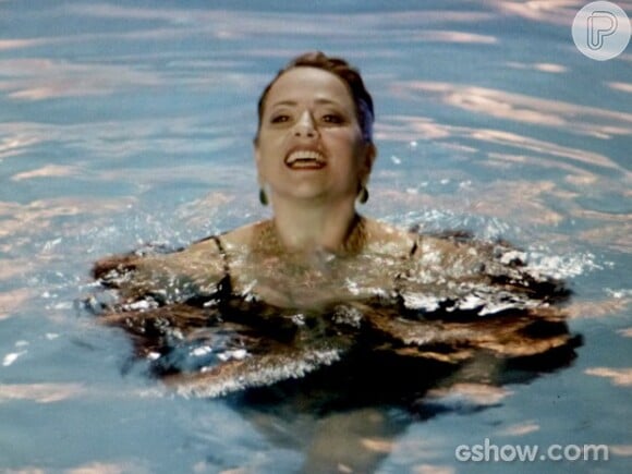 Shirley (Vivianne Pasmanter) é empurrada por Luiza (Bruna Marquezine) e cai na piscina, na novela 'Em Família'