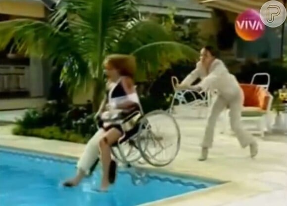 Maria Eduarda (Gabriela Duarte) joga Laura (Vivianne Pasmanter) na piscina em 'Por Amor'