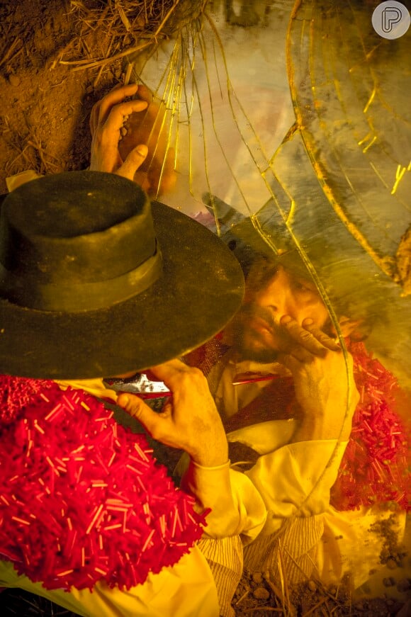 Zelão (Irandhir Santos) se olha no espelho, em cena de 'Meu Pedacinho de Chão'