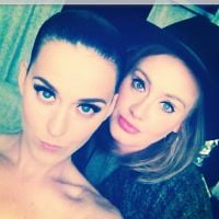 Adele impressiona ao aparecer com rosto mais fino ao lado de Katy Perry em foto