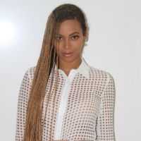 Beyoncé muda o visual e aparece com tranças na cintura