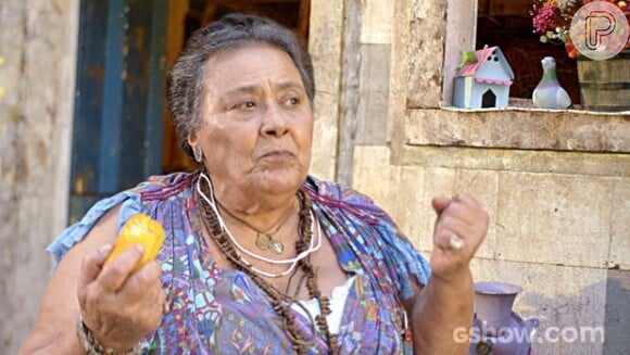 Mãe Benta (Teuda Bara) se preocupa com Zelão (Irandhir Santos) em 'Meu Pedacinho de Chão'