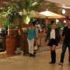 Juliana Paes circulou pelo shopping Village Mall, na Barra da Tijuca, na Zona Oeste do Rio de Janeiro, estilosa