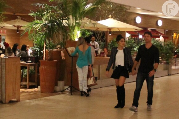 Juliana Paes circulou pelo shopping Village Mall, na Barra da Tijuca, na Zona Oeste do Rio de Janeiro, estilosa