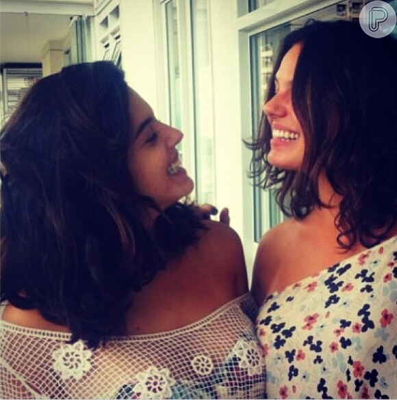 Isis Valverde posta foto em seu Instagram ao lado de Giovanna Lancellotti e mostra semelhança entre as duas, em 30 de janeiro de 2013