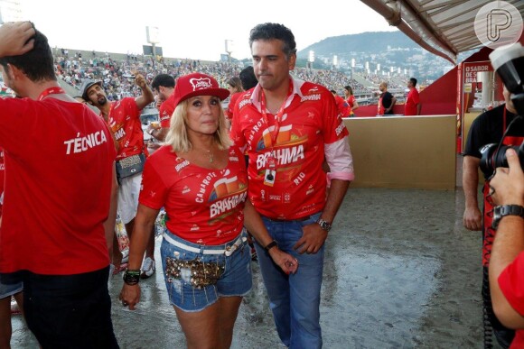 Susana Vieira foi flagrada aos beijos em um camarote na Marquês de Sapucaí, durante o Carnaval