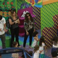 Giovanna Antonelli brinca com as filhas gêmeas em parquinho de shopping