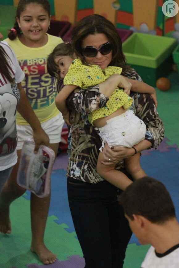 Giovanna Antonelli, com a filha de apenas dois anos, no colo