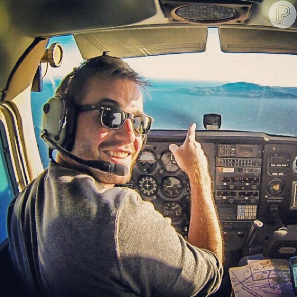 Max Fercondini pilota aeronave pela Califórnia, nos Estados Unidos