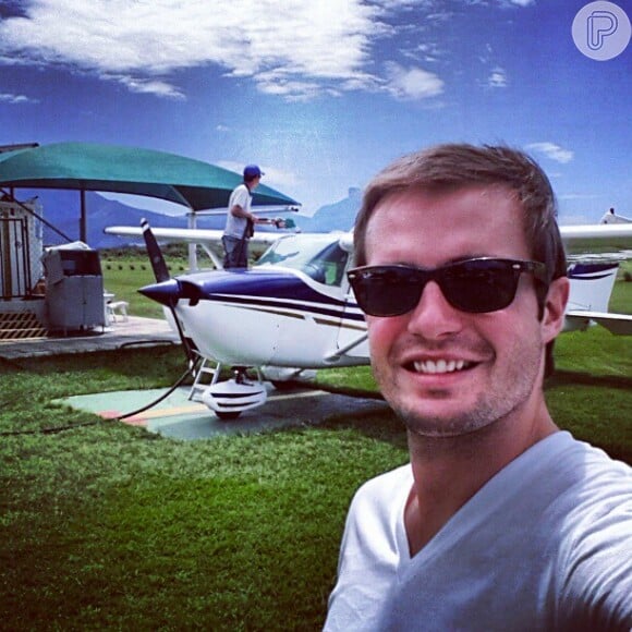 Max Fercondini fez um curso de piloto privado e tem permissão para comandar aeronaves desde 2007