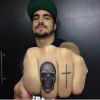 Caio Castro se tatua com Rodrigo Sanchez, do Search Estúdio, em São Paulo