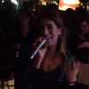 Fernanda Paes Leme canta música de Sandy & Junior no karaokê de sua festa surpresa