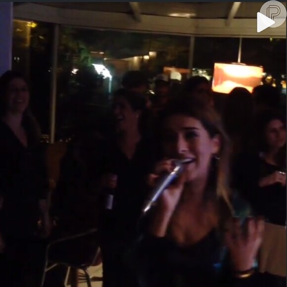 Fernanda Paes Leme canta música de Sandy & Junior no karaokê de sua festa surpresa