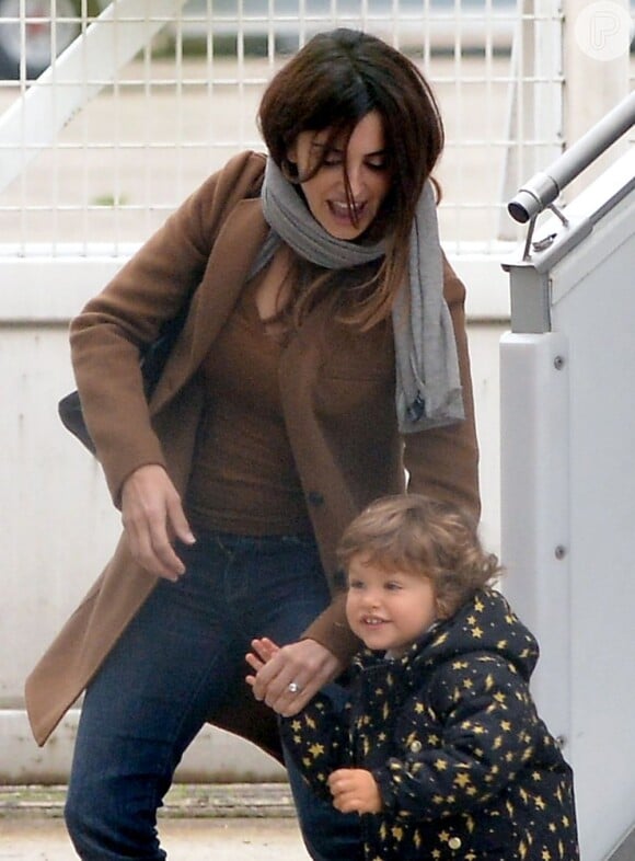Penelope Cruz passeia com o pequeno Leo, seu filho de um ano e meio com Javier Bardem