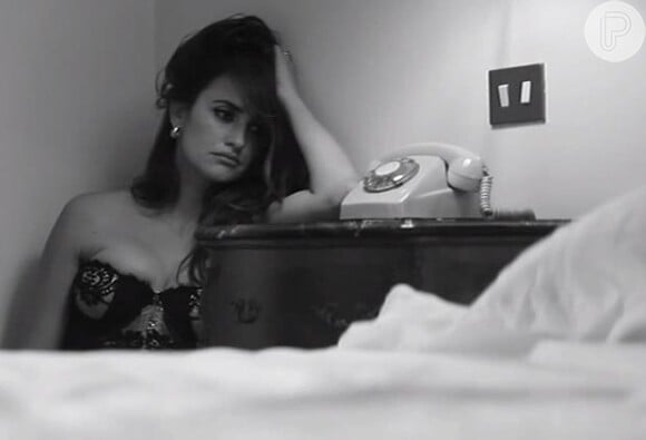 Penélope Cruz sofre em um quarto de hotel, no clipe de 'Decirnos Adíos'