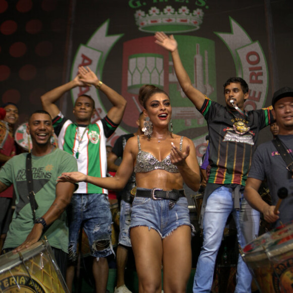 Juliana Paes, rainha da Grande Rio, ganhou elogio de Ivete Sangalo: 'Gata'