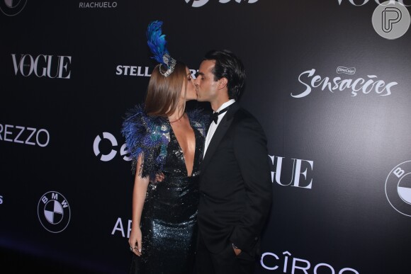 Marina Ruy Barbosa e o marido, Xande Negrão, trocaram beijos no Baile da Vogue