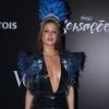 Rainha do Baile da Vogue, Marina Ruy Barbosa apostou em decote generoso a bordo de um longo azul, cheio de plumas, da grife Colcci para o evento