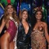 Rainhas do Baile da Vogue, Marina Ruy Barbosa e Juliana Paes posaram ao lado de Sabrina Sato, apresentadora do evento