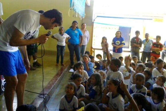 Kaká participou de uma gincana com crianças de Fernando de Noronha, na quinta-feira (5 de junho)