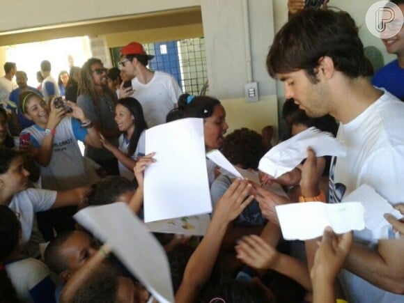 Kaká está em Fernando de Noronha, onde participou de uma gincana com crianças da região, na quinta-feira (5 de junho)
