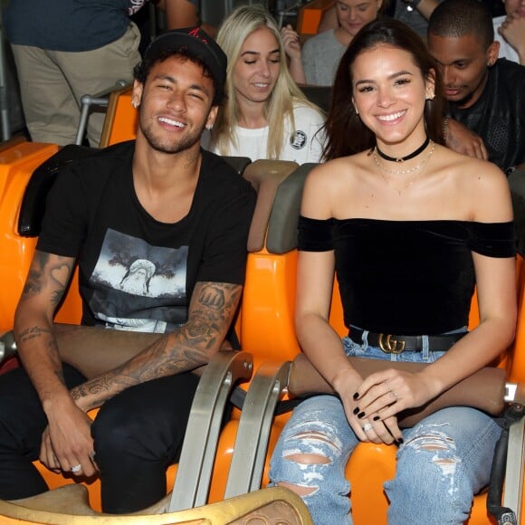 Bruna Marquezine está em Paris para comemorar o aniversário de Neymar, que completa 26 anos na próxima segunda-feira, 5 de fevereiro de 2018