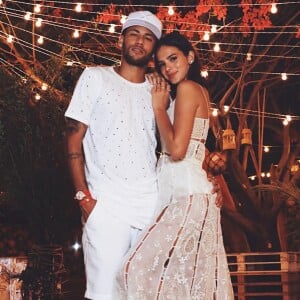 Bruna Marquezine foi recebida por Neymar em Paris com um buquê de flores