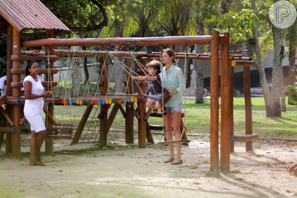 Letícia Birkheuer leva o filho, João Guilherme, para brincar em parquinho, na Lagoa Rodrigo de Freitas, no Rio (6 de junho de 2014)