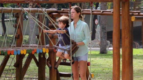 Letícia Birkheuer brinca com o filho, João Guilherme, em parquinho do Rio