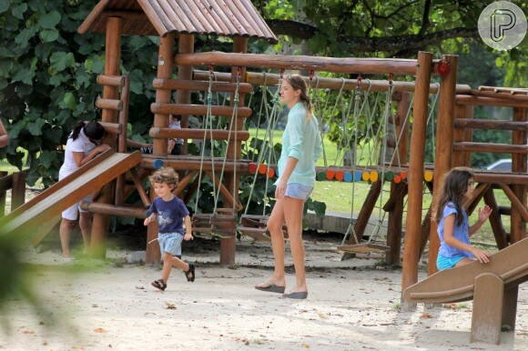 Letícia Birkheuer curte momento de folga com o filho, João Guilherme, de 2 anos