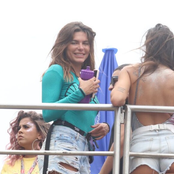 Solteira, Mariana Goldfarb curtiu o Carnaval pela primeira vez no Bloco da Preta, no Centro do Rio, neste domingo, 4 de fevereiro de 2018