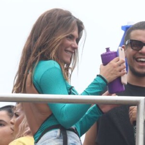 Mariana Goldfarb contou com a companhia de amigos no Bloco da Preta, no Centro do Rio, neste domingo, 4 de fevereiro de 2018