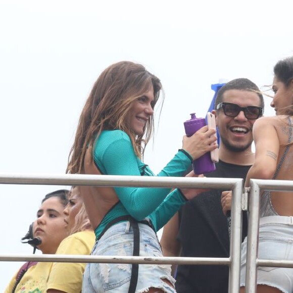 Mariana Goldfarb contou com a companhia de amigos no Bloco da Preta, no Centro do Rio, neste domingo, 4 de fevereiro de 2018