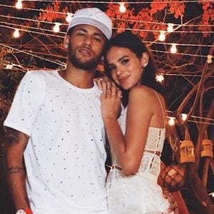 Neymar e Bruna Marquezine chegaram juntos à festa de aniversário do atleta neste domingo, 4 de fevereiro, em Paris