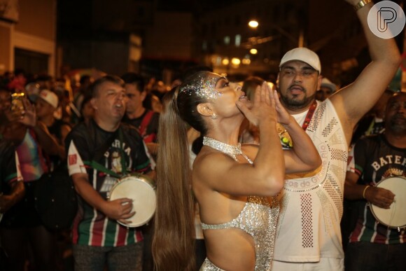 Juliana Paes agradeceu o carinho do público presente nas ruas de Caxias
