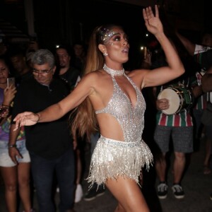 Juliana Paes é rainha de bateria da agremiação