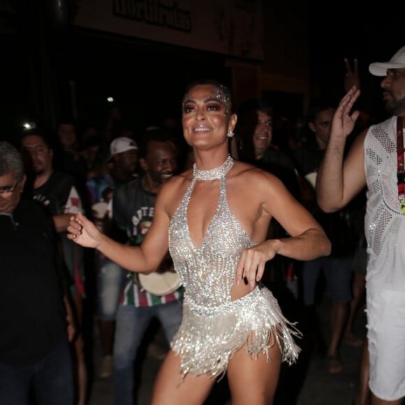 Juliana Paes mostrou seu samba no pé