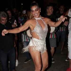 Juliana Paes está com o samba na ponta da língua