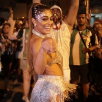 Juliana Paes exibe corpo sarado em ensaio de rua a uma semana do Carnaval