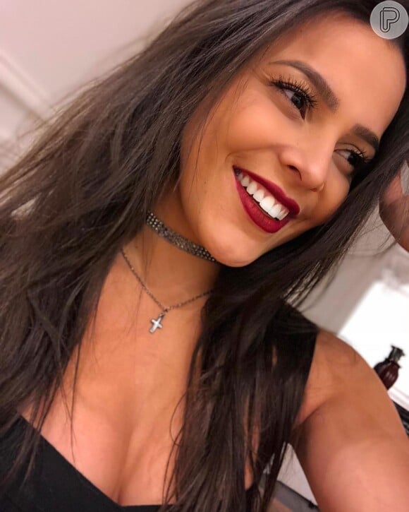 Emilly Araújo usou um vestido preto na festa de aniversário de Neymar