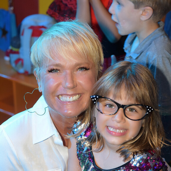 Xuxa posou para fotos com a menina