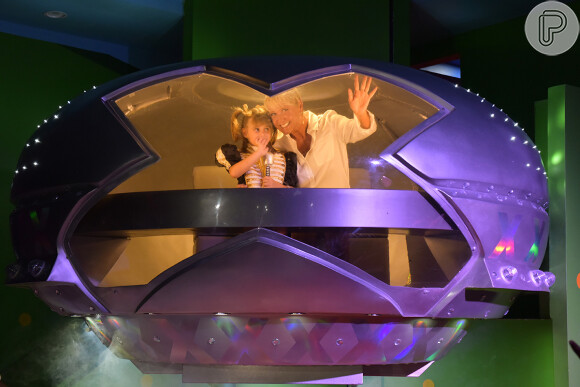 Xuxa desceu de uma nave espacial para comemorar o aniversário da sobrinha-neta Valentina, no domingo, 4 de fevereiro de 2018