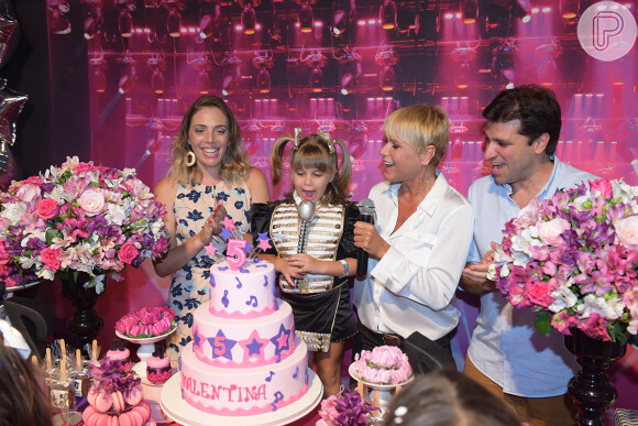 Xuxa comandou o parabéns com a sobrinha-neta, que se vestiu como a apresentadora