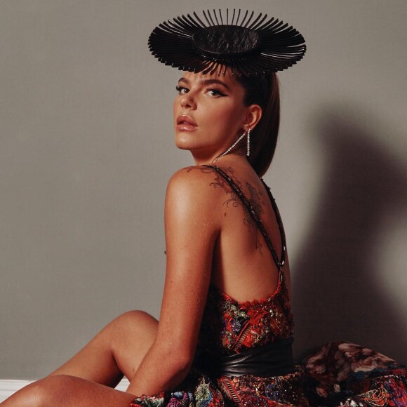 Mariana Goldfarba postou em um vestido da coleção de verão 2002 do estilista Lino Villaventura, joias Andrea Conti, bolsa Dior, sandálias Alexandre Birman e chapéu Graciela Starling