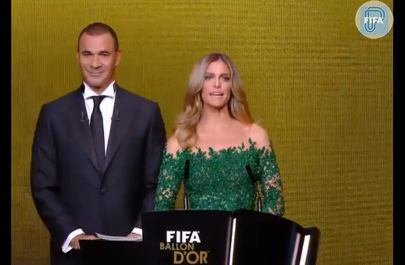 Após a polêmica, Fernanda Lima usou um vestido mais comportado no troféu Bola de Ouro
